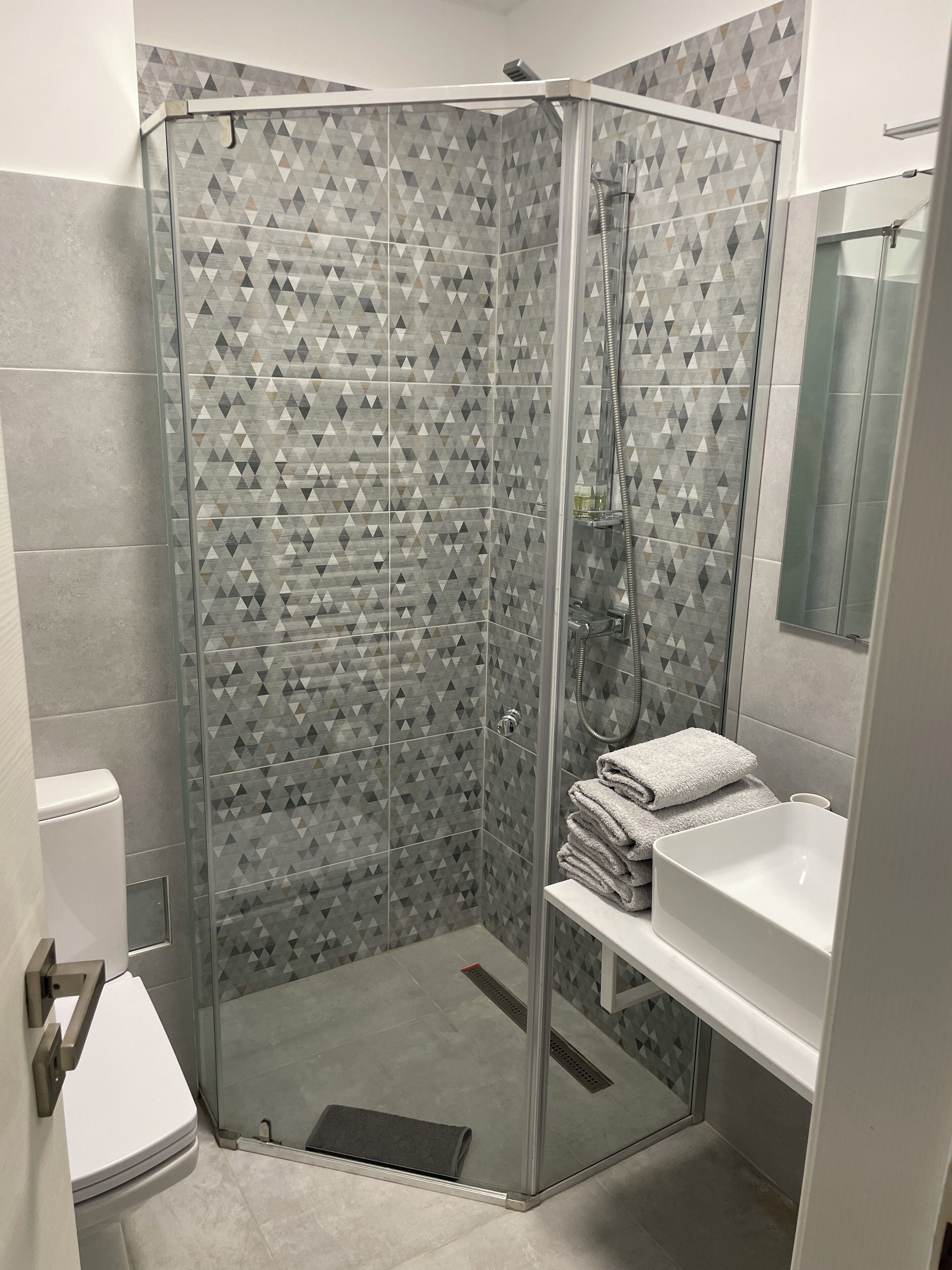 Douche, sèche-cheveux, serviettes fournies, savon