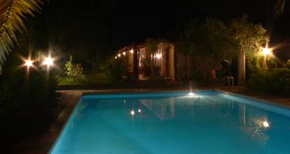 Villa in grande parco con piscina