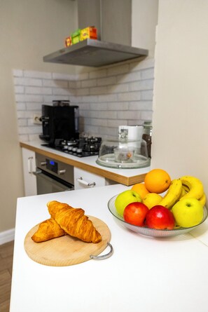 Fridge, oven, stovetop, dishwasher