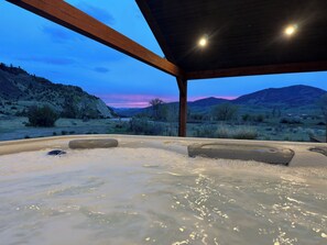 Outdoor spa tub - Caddis Shack on the Yellowstone River (Pray)