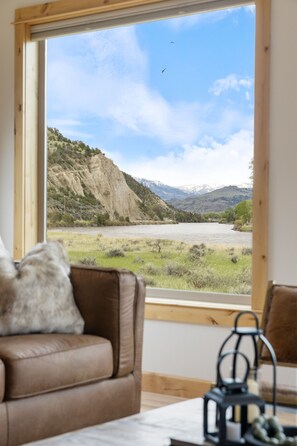 Smart TV, fireplace - Caddis Shack on the Yellowstone River (Pray)
