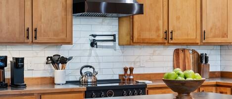 Fridge, microwave, stovetop, dishwasher