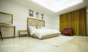 Rom – junior, balkong, byutsikt | Skrivebord, skrivebord for bærbar PC, blendingsgardiner og lydisolert