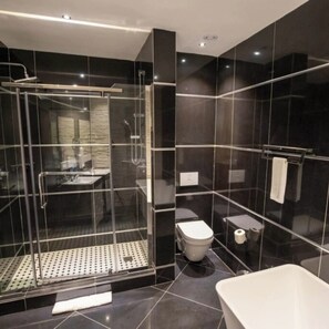 Juniorrum - balkong - utsikt mot staden | Badrum | Gratis toalettartiklar, hårtork, handdukar och tvål