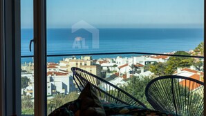 A balcony with a view of the sea and a cityscape. - Casa Mango by Acasadascasas (Mafra)