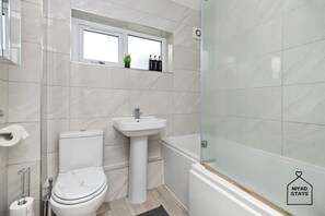 Sèche-cheveux, serviettes fournies, savon, papier toilette