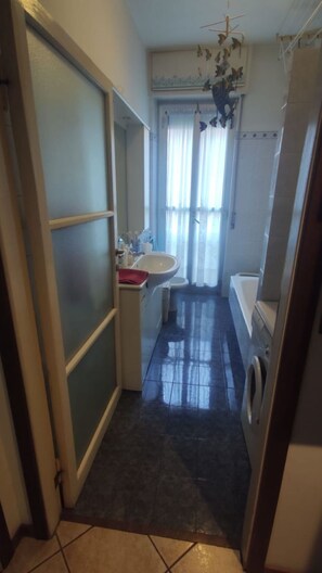 Hair dryer, bidet, towels, soap - Bilocale luminoso con posto auto e colazione (Milano)