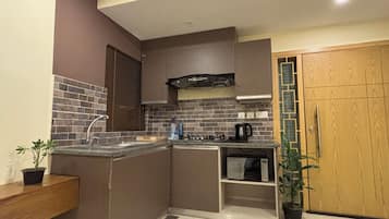 Geladeira, micro-ondas, cooktop, chaleira elétrica