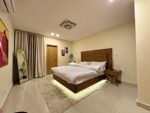 Skyluxe Cozy Designer Suite + Rooftop Pool Self-Checkin