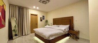 Skyluxe Cozy Designer Suite + Rooftop Pool Self-Checkin