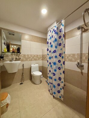 Bidet, Handtücher, Seife, Shampoo