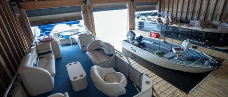 Interior de barco con asientos, un inodoro y un panel de control.