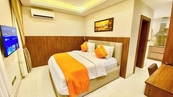 مكتب ومساحة عمل للكمبيوتر المحمول وستائر تعتيم وتجهيزات عازلة للصوت