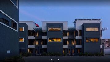 واجهة المنشأة - في المساء/الليل