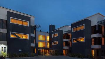 Fassade der Unterkunft – Abend/Nacht