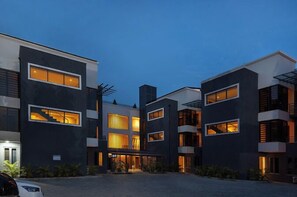 Fassade der Unterkunft – Abend/Nacht