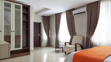 Bureau, espace de travail pour ordinateur portable, rideaux occultants