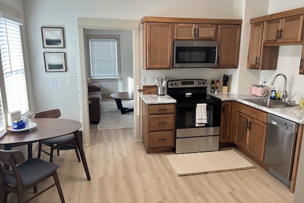 Jääkaappi, mikroaaltouuni, uuni, astianpesukone