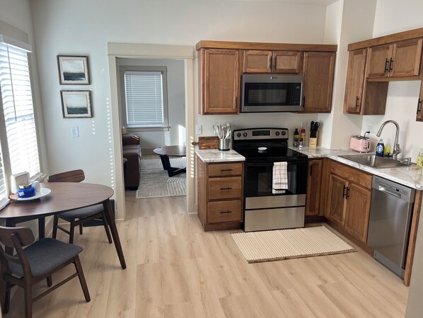 Réfrigérateur, micro-ondes, four, lave-vaisselle