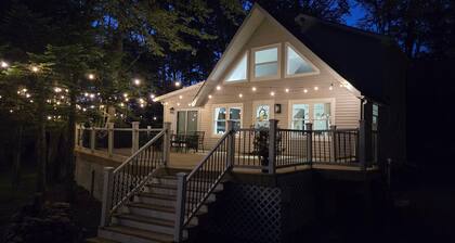 NEW! Lakeside Bliss - Lakefront Modern Home - PET FRIENDLY