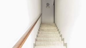 A staircase with a wooden handrail and a white wall. - Visitsicilia Le Magnolie 3 (Castellammare del Golfo)