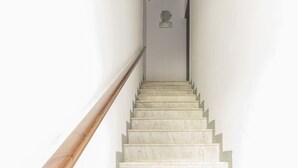 A staircase with a wooden handrail and a white wall. - Visitsicilia Le Magnolie 2 (Castellammare del Golfo)
