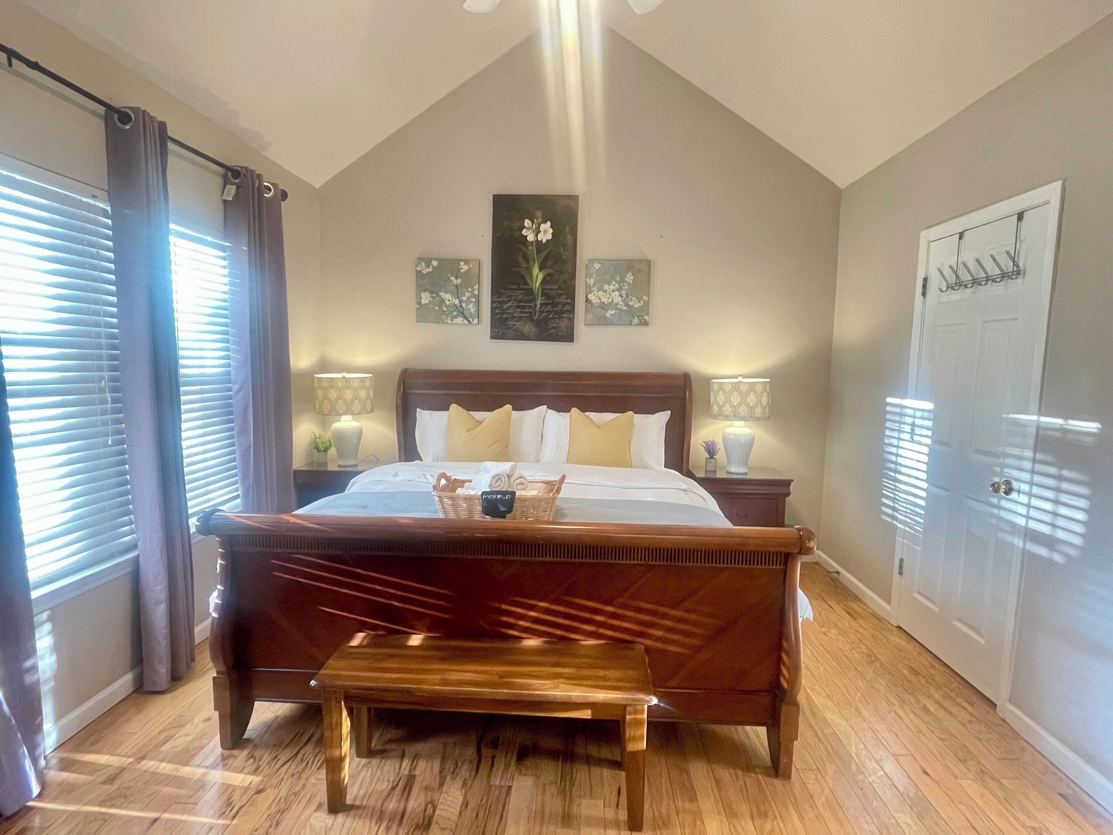 3 chambres, bureau, fer et planche à repasser, lit parapluie