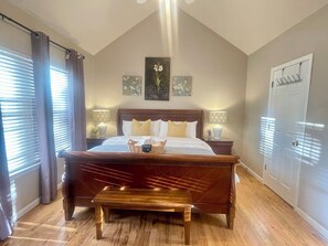 3 quartos, escrivaninha, ferros/tábuas de passar roupa, berço de viagem