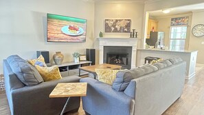 Smart TV, lareira, aparelho de som