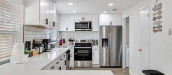 Frisco 4-bedrooms Getaway Hometel with Spa and Outdoor Kitchen