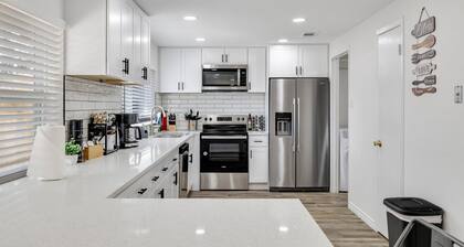 Frisco 4-bedrooms Getaway Hometel with Spa and Outdoor Kitchen