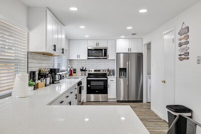 Frisco 4-bedrooms Getaway Hometel with Spa and Outdoor Kitchen