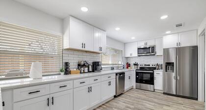 Frisco 4-bedrooms Getaway Hometel with Spa and Outdoor Kitchen