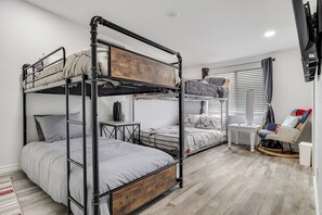 4 bedrooms, Egyptian cotton sheets, premium bedding, Select Comfort beds