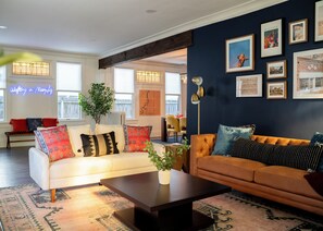 Living area - The Iris in Midtown: Fire pit- bar- pool table (Memphis)