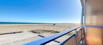 Charming T2 with terrace on the seafront