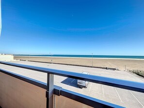 Property grounds - Charming T2 with terrace on the seafront (Port-la-Nouvelle)