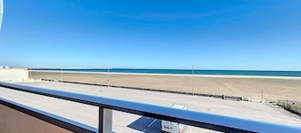 Charming T2 with terrace on the seafront