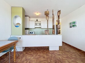 Fridge, microwave, oven, coffee/tea maker - Charming T2 with terrace on the seafront (Port-la-Nouvelle)