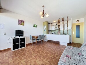 TV - Charming T2 with terrace on the seafront (Port-la-Nouvelle)