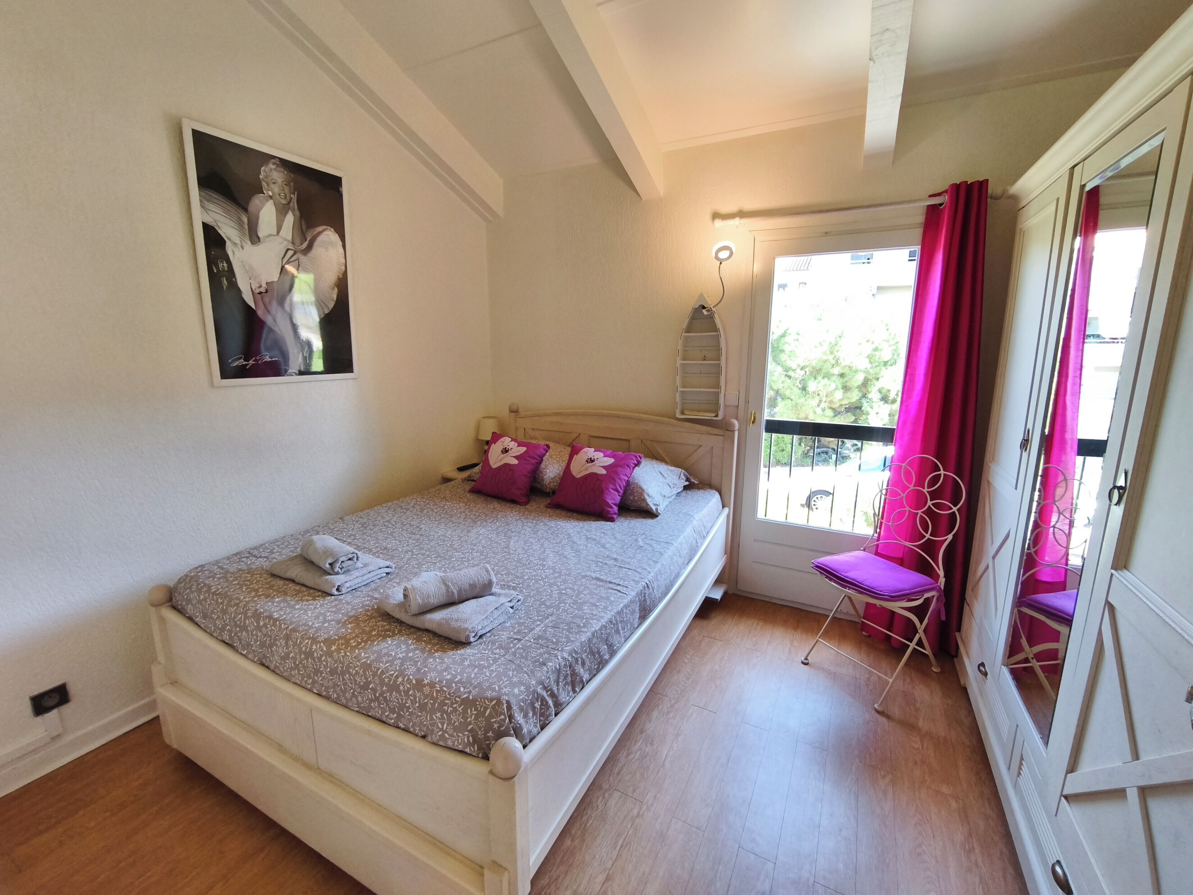 2 chambres, fer et planche à repasser, Wi-Fi, draps fournis