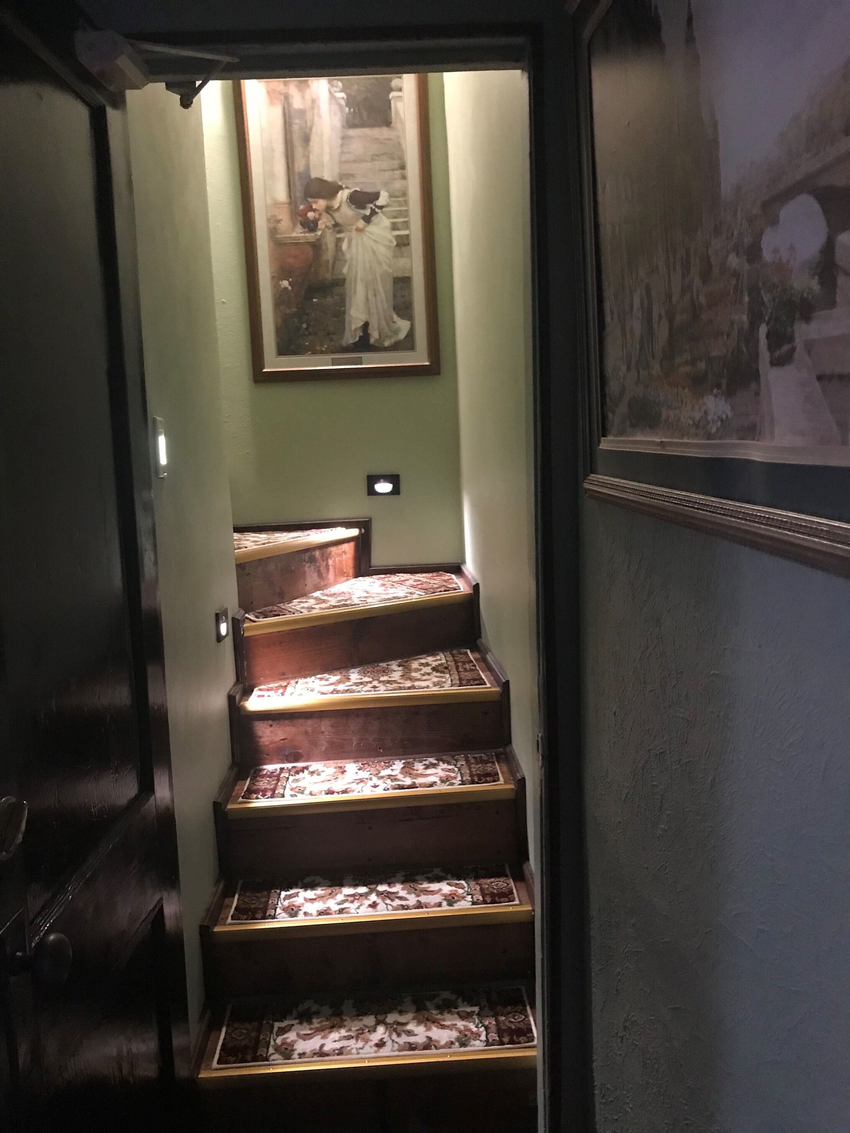 Una escala amb un quadre encimbellat a la part superior.