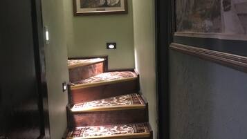 Una escala amb un quadre encimbellat a la part superior.