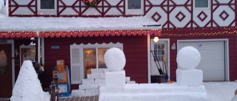 A building with a snow-covered entrance and a Christmas wreath.
