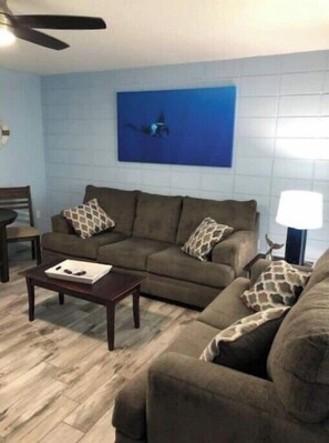 Living area - The Dancing Manta A13 (New Smyrna Beach)
