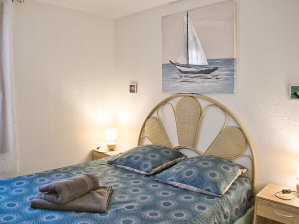 2 bedrooms, iron/ironing board, bed sheets