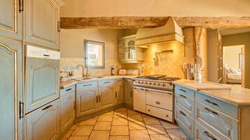 Frigorífico, microondas, horno y lavavajillas