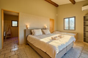 4 bedrooms, free WiFi, bed sheets