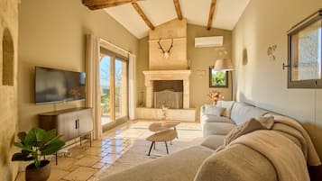 Una televisión, un reproductor estéreo