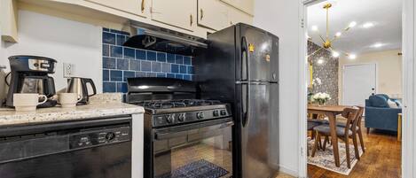 Frigorífico, placa de cocina, lavavajillas y cafetera o tetera